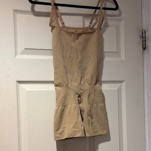 Skims NWOT Seamless Sculpt Under Bust Mid Thigh Shapewear Bodysuit in Clay M